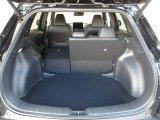 普段使いには十分な広さのラゲッジスペース!後席を倒せばより大きな荷物も載せられます!