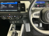 ホンダ純正メモリーナビ搭載なので、遠方へのドライブもお任せ下さい!ステアリング左手側にオーディオ関連のコントロールスイッチを配置しています。操作時は視線を逸らすことなく運転に集中できます