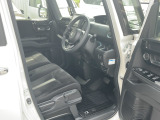 運転席も広いので毎日の運転も快適です(*&acute;з`)