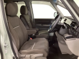 女性でも運転がしやすいように、シートの高さ調整機能(シートリフター)がついています。広い足元にゆったり座れるシートには肘掛も装備しており長距離の運転でも疲れにくいシートです。