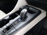スムーズな操作で快適に運転が楽しめるよう、シフトポジションを電動で制御するエレクトロシフトマチックが採用されています。
