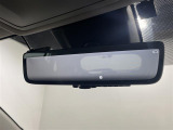 【デジタルインナーミラー(トヨタ)】車両後方カメラの映像をルームミラーに映すことが出来ます。 そのため、後席に人や荷物があって後方が見えづらい場合でもしっかり視界を確保することが出来ます。