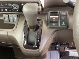 シフトはインパネシフト、パーキングブレーキは電子制御となっています。