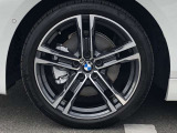 BMW純正18インチホイール。洗練されたデザインで、足元の個性を引き立てます。