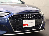 ●一目でAudiとわかる特徴的なシングルフレームグリル・LEDランプ。精悍なフロントマスクからAudiのスマートで上品なブランドを連想させてくれます。女性にも大変ご好評頂いております。