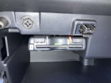 高速道路で便利な【ETC2.0】を装備しています。光ビーコン搭載で渋滞情報などナビゲーションと連動することで機能も充実いたします。他、観光施設に立ち寄るための高速料金割引サービス等もございます。