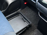 助手席の下にも御覧のように収納が有ります。
