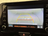 後方の見える安心をお届けするバックガイドモニター付:バックするときのアシストラインもあって楽々バック!車庫入れや縦列駐車をサポートし、苦手な駐車も安心です!今やもう手放せない装備ですネ♪