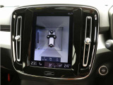 リアカメラによる後方の確認だけでなく、真上から見下ろすバードアイ映像を映し出す360度ビューカメラで、自車周辺の詳細な状況を確認できます。見通しが悪く狭い場所で車を取り回す際には心強い味方となります。