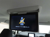 後席モニター装備:セカンドシート・サードシートにご乗車の方は、ドライブ中も天井部についているモニターでTV等をお楽しみ下さい♪♪使用しない時は、画面を天井部分に格納できます!