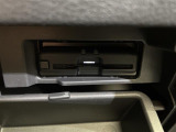 【ETC】有料道路を利用する際に料金所で停止することなく通過できる、ETC車載器(ノンストップ自動料金収受システム機器)が装備されています。セットアップを行うことで利用可能になります。