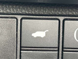 【パワーバックドア】手を使わずにリアゲート(トランク)を開閉できる機能です。荷物が多い時や雨の日に便利で、安全機能も充実しています。