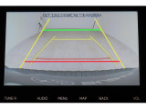 ■リヤビューカメラの映像です。ステアリング連動ガイドラインが、後退時の予想進路を表示し、運転のサポートを致します。