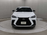 エクステリアは、一目でLEXUSとわかるスピンドルグリルを起点に、人が乗るキャビンの前後を大胆に絞り込んだ菱形のボディと力強く張り出したホイールフレアを融合させ、タイヤの存在を強調しています。