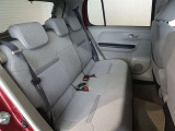 広いとは言えませんが3名乗車できるセカンドシートです。