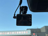 【フロントドライブレコーダー】車両前後のカメラで撮影した映像を車載機メモリー内に常時録画します。