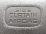 サイドカーテンエアバックシステムは、側面衝突時に大人から子供までさまざまな体格の乗員の頭部や頚部を広範囲で保護。特にセンターピラーへの頭部衝突を防ぐ展開性能を実現しています。