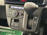 シフトレバーは扱いやすいインパネシフトです!オートエアコンも装備ですよ♪