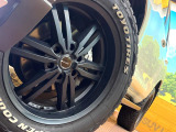 【20インチアルミホイール】外観にマッチしたアルミホイールを装着しております。各種アルミホイールや、スタッドレスタイヤも取扱いしております。是非ご相談ください♪