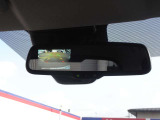 バックビューモニター搭載!Pレンジで後方の映像がディスプレイ付自動防眩式ルームミラーに映りますので駐車もラクラクですね(^^)!