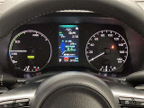 昼夜問わず見やすいオプティトロンメーター。中央のマルチインフォメーションディスプレイよりお車情報を確認することができます。