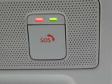 急病時や危険を感じた時、SOSコールスイッチを押すと専門のオペレータに繋がって、警察や消防への連携をサポートしてくれます。また、万が一の事故発生時には、エアバッグ展開と連動して自動通報します。