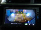 【リアカメラ】後方確認をサポートします。ギヤをR(リバース)に入れると、自動的にナビ画面が切り替わります。