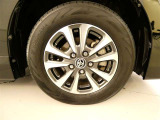 【純正アルミホイール】・・・純正アルミホイールでタイヤの山もしっかり残っております!ユーカー選びのポイントのひとつです。