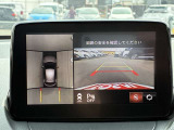 【360度カメラ】全方位モニターを装備し、車両の周囲を上空から見下ろすように映像で確認可能。駐車や狭い道での操作をサポートし、安全性を高めます。