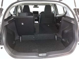 バックドアを上げた状態です。シートを倒せば荷室のスペースが広くなります!用途に合わせて快適な室内を!