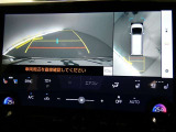 【全周囲モニター】車を上空から見下ろしたような映像をカーナビ画面に映し出し、車庫入れや縦列駐車をサポートしてくれます。