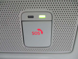 SOSコールは急病時やあおり運転被害などの危険を感じた時スイッチを押すと専門のオペレータに繋がって警察や消防への連携をサポ―トしてくれます。万が一の事故発生時にはエアバック展開と連動して自動通報します。