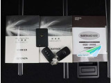 取扱説明書と整備記録簿(メンテナンスノート)が付いています。メンテナンスノートには、整備内容・走行距離等が記載されていますので安心ですね!