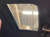【サンルーフ】開放感たっぷりの希少装備、サンルーフが装着されています!車内に明かりを取り入れたり景色を楽しむ以外にも、車内の空気も簡単に換気できて快適です!