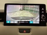 後方確認はお任せ! リアカメラ装備でバック駐車をサポートします。