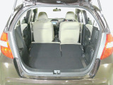 リアシートを倒せば広々荷室の出来上がり。アレンジ次第でさまざまな荷物が積み込めますよ。