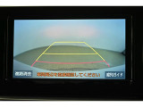 バックガイドモニター(バックモニター)付き。車両後方の映像をナビ画面に表示し、駐車などの後退操作をサポートします。