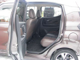後席もきれいにクリーニングされています。足元のスペースもこれだけ広ければ一緒に乗っている人もゆったりお乗りいただけそうです。