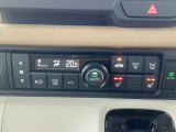 オートエアコンと前席シートヒーターが装備されており、快適に運転が可能です。