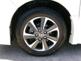 16インチ純正アルミホイール。路面に近いホイール部分は特に目立ちますし、車のイメージも大きく変わりますよ!