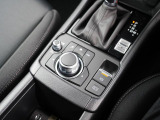 マツダコネクトを操作するコマンダーコントロールです。運転中に自然と手の触れる位置に配置されています。
