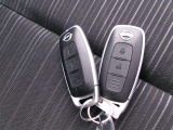 インテリジェントキーはカバンから出さずに携帯しているだけでエンジン始動やドアロックなどができる慣れると便利なキーです。