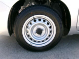 純正スチールホイールで足元もすっきりです。
