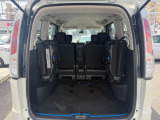 サードシートは左右跳ね上げ収納 ☆左側のセカンドシートと助手席の背もたれを倒すとサーフボードなどの長い荷物も積めます 。