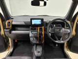 オレンジの差し色&カモフラージュ柄のシートが気分を高める運転席空に加えてUV&IRカット機能付きフロントガラスの面積や位置取りが良く、高いアイポイントで前方・右前・左前方向の見通しがいいですよ!