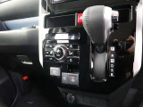 シフトパターンです。電気式のパーキングブレーキを採用してます。また車種・グレードによっては走行モードも変える事も!