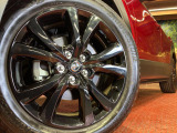 【純正18インチアルミホイール】外観にマッチした純正アルミホイールを装着しております。各種社外アルミホイールや、スタッドレスタイヤも取扱いしております。是非ご相談ください♪