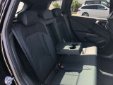後席も使用感はさほど感じず、運転席・助手席同様に清潔感があります。後席シートもしっかりと作り込まれていますので、座り心地も悪くありません。是非、実車にてご確認下さい。