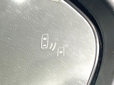 【ブラインドスポットモニター】走行中、ドアミラーの死角になりやすい箇所に後続車が接近するとサイドミラーのレンズに警告を表示!ドライバーに注意喚起をしてくれます。