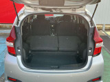 後席はシートを倒すとより広くなり大きな荷物も積めます☆
